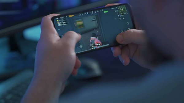 What are the challenges of implementing multiplayer features in narrative-driven mobile games?